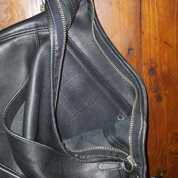 🔥 Vintage Coach leather shoulder bag PRICE IS FIRM - Picture 9 of 11